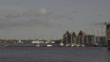 Rostock, Almanya. Alman şehri Rostock, Deutschland 'da nehir kıyısına bakan bir liman. Mecklenburg-Vorpommern 'de Savaşsız Sifonlar. 