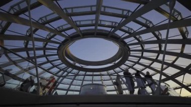 27 Aralık 2023. Berlin, Almanya. Şafakta Reichstag cam kubbesi. Gün batımında Berlin 'deki Bundestag' ın cam kubbesinin içindeki sarmal geçit. Kuppel und Dachterrasse des Reichstagsgebaudes