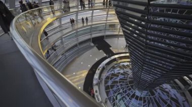 27 Aralık 2023. Berlin, Almanya. Şafakta Reichstag cam kubbesi. Gün batımında Berlin 'deki Bundestag' ın cam kubbesinin içindeki sarmal geçit. Kuppel und Dachterrasse des Reichstagsgebaudes