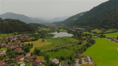 Immenstadt im Allgau Bayern 'deki Naturbadesee Kleine Alpsee, Deutschland Luftaufnahme im Sommer. Kleiner Alpsee 'nin Almanya' da güneşli bir yaz havası var.. 