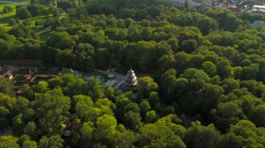 Chinesischer Turm im Englischen Garten Luftaufnahme bei sonnigem Sommerwetter in Munchen, Deutschland. İngiliz Bahçesi 'nde Çin Kulesi Yazın Münih, Almanya' da güneşli hava. 