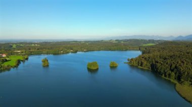 Seehamer, Bayern 'de, Deutschland Luftbild im Sommer' de. Almanya, Bavyera 'da yaz mevsiminde Seehamer Gölü' nün hava manzarası güneşlidir. Almanya 'da doğa ve doğa kaynakları teması. Peyzaj haftsschutzgebiet. 