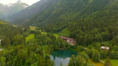 Oberstdorf 'taki Der Christlessee, Weiler Gottenried, I' m bayerischen Landkreis Oberallgau, Deutschland Luftaufnahme. Kristal berraklığında Christlessee Gölü Alpler 'in havadan manzaralı dağlarında yazın. 