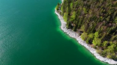 Alpler 'in havadan görünüşü ve Bavyera, Almanya' da turkuaz suyla Walchensee Gölü. Bayern, Deutschland 'da Luftaufnahme der bayerischen Alpen und Walchensee. Walchensee Gölü. 