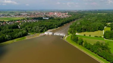 Faiminger Stausee damm Lauingen Donau Bayern, Deutschland Sommer Luftaufnahme. Yazın Almanya 'nın Bavyera eyaletinde yer alan Lauingen eyaletine bakan Faiminger Stausee barajının havadan görünüşü. Hidroelektrik santrali. 