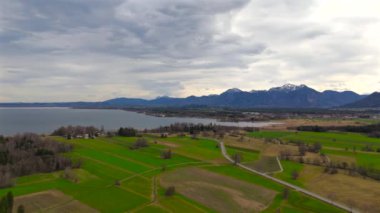 Almanya, Bavyera, Hava manzaralı Prien am Chiemsee ve arka planda Chiemgau Alpleri. Das Bayerische Meer. Chiemgauer Bergen. Bayern 'deki en büyük gölün insansız hava aracı görüntüsü. Bernau am Chiemsee. 
