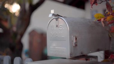 Almanya 'da, Bavyera' nın Münih şehrinde sonbaharda özel bir evin önünde posta kutusu. Bayern 'de Briefkasten, Deutschland. Münih 'te antika postkasten. Muenchen 'deki posta kutusu. Özel evde antika posta kutusu. 