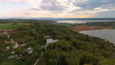 Widdersberger Weiher ist ein Stausee, Gemeinde Herrsching am Ammersee im bayerischen Landkreis Starnberg, Deutschland Luftbildaufnahme 'de. Bavyera 'daki küçük su deposunun havadan görünüşü. 