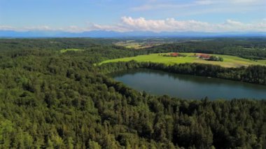 Steinsee bei Munchen Luftaufnahme. Steinsee, Bayern Luftbildansicht 'te. Almanya, Bavyera, Münih yakınlarındaki Stein Gölü hava manzarası. Almanya 'nın en sıcak göllerinden biri. Steinsee orman bölgesinde yer almaktadır.. 