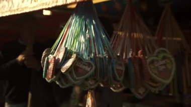 23 Eylül 2022. Münih, Almanya. Ekim Festivali bira festivali. Tezgahtakiler zencefilli çörek arıyor. Canstatter Wasen 'da zencefilli kek kalbi. Geleneksel zencefilli kurabiye kalpleri. Lebkuchenherzen. 