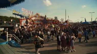 23 Eylül 2022. Münih. Almanya. Oktoberfest. 2022 'de güneşli bir havada Oktoberfest' teki lunapark. Oktoberfest 'teki insanlar. Münih 'te Ekim Festivali. Eğlence parkı mı? # İşte oldu #. 