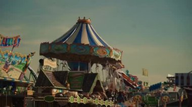 23 Eylül 2022. Münih. Almanya. Oktoberfest. 2022 'de güneşli bir havada Oktoberfest' teki lunapark. Oktoberfest 'teki insanlar. Münih 'te Ekim Festivali. Eğlence parkı mı? # İşte oldu #. 