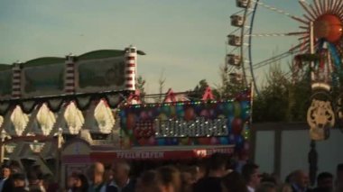 23 Eylül 2022. Münih. Almanya. Oktoberfest. 2022 'de güneşli bir havada Oktoberfest' teki lunapark. Oktoberfest 'teki insanlar. Münih 'te Ekim Festivali. Eğlence parkı mı? # İşte oldu #. 