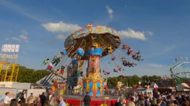 23 Eylül 2022. Münih. Almanya. Oktoberfest. 2022 'de güneşli bir havada Oktoberfest' teki lunapark. Oktoberfest 'teki insanlar. Münih 'te Ekim Festivali. Eğlence parkı mı? # İşte oldu #. 