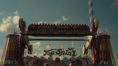 23 Eylül 2022. Münih. Almanya. Oktoberfest. 2022 'de güneşli bir havada Oktoberfest' teki lunapark. Oktoberfest 'teki insanlar. Münih 'te Ekim Festivali. Eğlence parkı mı? # İşte oldu #. 