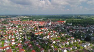 Bayern 'deki Lauingen Stadt, Deutschland Luftaufnahme. Lauingen Donau ist eine Stadt im Landkreis Dillingen an der Donau Luftbildansicht. Almanya 'daki Lauingen evlerinin ve simgelerinin hava manzarası. 