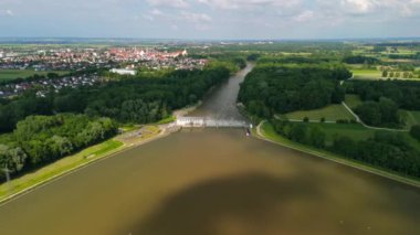 Faiminger Stausee damm Lauingen Donau Bayern, Deutschland Sommer Luftaufnahme. Yazın Almanya 'nın Bavyera eyaletinde yer alan Lauingen eyaletine bakan Faiminger Stausee barajının havadan görünüşü. Hidroelektrik santrali. 