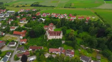 Schloss Haunsheim in Haunsheim im Landkreis Dillingen an der Donau in Deutschland Luftaufnahme. Haunsheim Kalesi ve Bavyera, Almanya 'da İngiliz tarzı hava manzarası. Neogotik stil. 