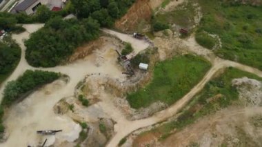 Almanya 'da terk edilmiş bir maden ocağının Landkreis Dillingen' deki hava manzarası. Pit mayınlarının insansız hava aracı görüntüsü. Steinbruch Luftaufnahme Deutschland 'da, Bayern de der Stadt Haunsheim' de. Madencilik ekipmanları. 