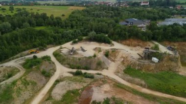 Almanya 'da terk edilmiş bir maden ocağının Landkreis Dillingen' deki hava manzarası. Pit mayınlarının insansız hava aracı görüntüsü. Steinbruch Luftaufnahme Deutschland 'da, Bayern de der Stadt Haunsheim' de. Madencilik ekipmanları. 