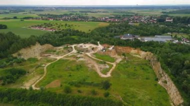 Almanya 'da terk edilmiş bir maden ocağının Landkreis Dillingen' deki hava manzarası. Pit mayınlarının insansız hava aracı görüntüsü. Steinbruch Luftaufnahme Deutschland 'da, Bayern de der Stadt Haunsheim' de. Madencilik ekipmanları. 