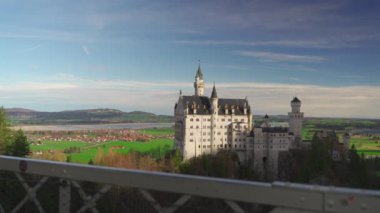 Meşhur Neuschwanstein Schloss, Fussen, Bavyera, Almanya, Marienbrucke Marys Köprüsü 'nden görülen yaya köprüsü. Marienbrucke köprüsü Neuschwanstein kalesinde bir gözlem güvertesi. 