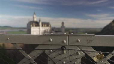 Meşhur Neuschwanstein Schloss, Fussen, Bavyera, Almanya, Marienbrucke Marys Köprüsü 'nden görülen yaya köprüsü. Marienbrucke köprüsü Neuschwanstein kalesinde bir gözlem güvertesi. 