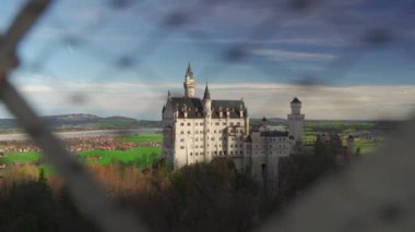 Meşhur Neuschwanstein Schloss, Fussen, Bavyera, Almanya, Marienbrucke Marys Köprüsü 'nden görülen yaya köprüsü. Marienbrucke köprüsü Neuschwanstein kalesinde bir gözlem güvertesi. 
