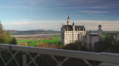 Meşhur Neuschwanstein Schloss, Fussen, Bavyera, Almanya, Marienbrucke Marys Köprüsü 'nden görülen yaya köprüsü. Marienbrucke köprüsü Neuschwanstein kalesinde bir gözlem güvertesi. 