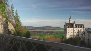 Meşhur Neuschwanstein Schloss, Fussen, Bavyera, Almanya, Marienbrucke Marys Köprüsü 'nden görülen yaya köprüsü. Marienbrucke köprüsü Neuschwanstein kalesinde bir gözlem güvertesi. 