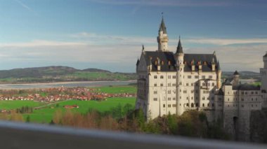 Meşhur Neuschwanstein Schloss, Fussen, Bavyera, Almanya, Marienbrucke Marys Köprüsü 'nden görülen yaya köprüsü. Marienbrucke köprüsü Neuschwanstein kalesinde bir gözlem güvertesi. 