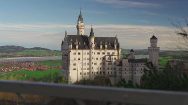 Meşhur Neuschwanstein Schloss, Fussen, Bavyera, Almanya, Marienbrucke Marys Köprüsü 'nden görülen yaya köprüsü. Marienbrucke köprüsü Neuschwanstein kalesinde bir gözlem güvertesi. 
