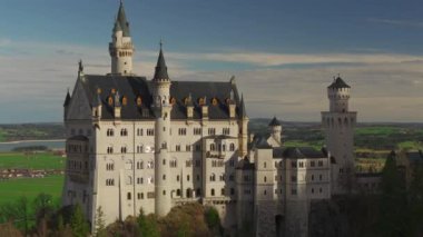 Meşhur Neuschwanstein Schloss, Fussen, Bavyera, Almanya, Marienbrucke Marys Köprüsü 'nden görülen yaya köprüsü. Marienbrucke köprüsü Neuschwanstein kalesinde bir gözlem güvertesi. 