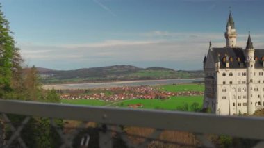Meşhur Neuschwanstein Schloss, Fussen, Bavyera, Almanya, Marienbrucke Marys Köprüsü 'nden görülen yaya köprüsü. Marienbrucke köprüsü Neuschwanstein kalesinde bir gözlem güvertesi. 
