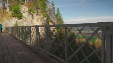 25 Mart 2024. Fussen, Almanya. Marienbrucke Marys Köprüsü 'nden görülen ünlü Neuschwanstein Schloss, yaya köprüsü. Marienbrucke köprüsü Neuschwanstein kalesinde bir gözlem güvertesi. 