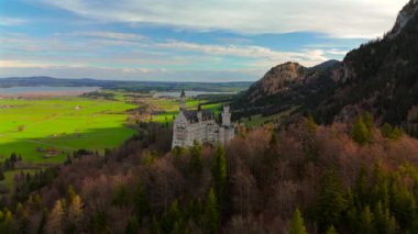 Konigsschloss Neuschwanstein, Bayern, Allgau, Deutschland. Neuschwanstein Şatosu Bavyera, Fussen, Almanya. Gün doğumunda Bavyera Alpleri 'nin arka planındaki kalenin ön görüntüsü. Bavyera Kralı Ludwig 2 Kalesi