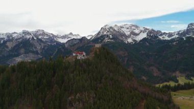 Burgruine Falkenstein, Almanya 'nın Sudwest Bayern eyaletinde yer alan Ostallgau kentindeki Pfronten' de bulunan bir ortaçağ şatosudur. Almanya 'nın en yüksek kalesi Falkenstein' in insansız hava aracı manzarası. Kral Ludwig.. 