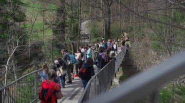 31 Mart 2024. Fussen, Almanya. Lechfall şelalesi, Fussen yakınlarındaki Lech nehri, Ostallgaeu, Allgaeu, Swabia, Almanya. Gedenkstein Via Claudia Augusta. Maxsteg Fussen. Wehr WKW Mangfall. Kral Max İskelesi. 