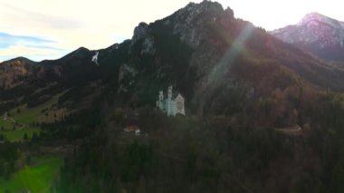 Konigsschloss Neuschwanstein, Bayern, Allgau, Deutschland. Neuschwanstein Şatosu Bavyera, Fussen, Almanya. Gün doğumunda Bavyera Alpleri 'nin arka planındaki kalenin ön görüntüsü. Bavyera Kralı Ludwig 2 Kalesi