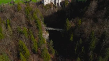 Neuschwanstein Kalesi ve Marienbrucke köprüsü Ammergau Alpleri 'ndeki Pollat geçidi üzerinde. Ünlü Neuschwanstein Şatosu, Fussen, Bavyera, Almanya ve Marys Köprüsü