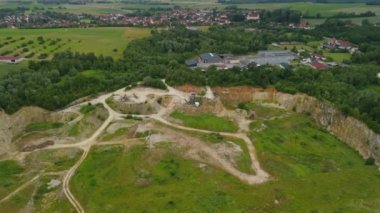 Almanya 'da terk edilmiş bir maden ocağının Landkreis Dillingen' deki hava manzarası. Pit mayınlarının insansız hava aracı görüntüsü. Steinbruch Luftaufnahme Deutschland 'da, Bayern de der Stadt Haunsheim' de. Madencilik ekipmanları. 
