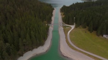 Avusturya Alplerinde gökyüzü manzaralı bir göl. Tirols Plansee 'yi görün. Plansee im Bezirk Reutte, Tirol, Osterreich innerhalb der Ammergauer Alpen. Avusturya 'da büyük temiz bir göl. Dağlarda rezervuar. 