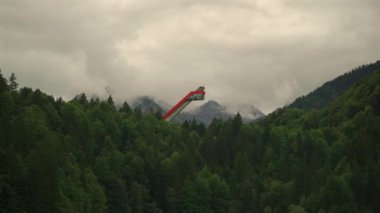 Almanya 'nın Stillachtal Vadisi Bavyera' da Oberstdorf 'a bağlı Allgau köyü yakınlarındaki Heini-Klopfer kayak manzarası. Oberstdorf, Skiflugschanze mit Freibergsee. Heini Klopfer Skifly atlayışı. Kayak atlayışı Freibergsee