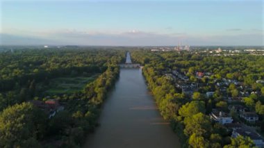 Stauwehr Muenchen, Bayern, Deutschland Luftaufnahme im Sommer. Almanya 'nın Münih' teki Isar Nehri 'ndeki baraj manzarası. İngiliz bahçesinin en üst manzarası ve Isar Nehri üzerindeki baraj.. 