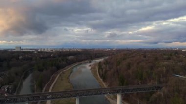 Grosshesseloher Brucke Münih 'teki Isar Nehri üzerinde, Almanya hava manzaralı. Isar Nehri üzerindeki Münih 'te iki katlı demiryolu ve yaya köprüsü. Eisenbahnbrucke. Bisiklet yolu rayların altından geçiyor.. 