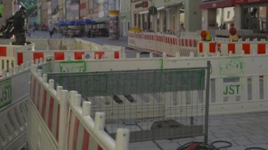 20 Temmuz 2023. Özgürleştirici, Almanya. Freising, Bavyera, Almanya 'da kırmızı ve beyaz işaretli bir inşaat alanının bariyeri. Standart koruyucu plastik kalkanlarla yenileme sırasında eskrim.. 