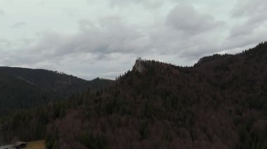 Riedersteinkapelle uber Tegernsee. Riederstein şapeli Almanya 'da Bavyera' da Tegernsee Gölü 'nün tepesindeki küçük neo-gotik kilise. Alplerdeki uçurumun kenarındaki küçük beyaz kilise. Hava görüntüsü Riederstein Kapelle. 