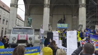 17 Şubat 2024. Münih, Almanya. Odeonsplatz Münih 'te Rusya ile savaşa karşı Ukrayna' yı desteklemek için toplandık. Rusya 'nın Ukrayna' yı işgaline karşı Almanya 'da savaş karşıtı gösteri. 