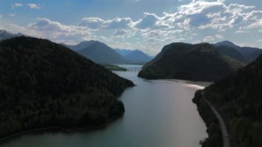 Sylvensteinsee Luftaufnahme im Sommer bei sonnigem Wetter. Sylvenstein konuşmacısı Lenggries Bayern, Deutschland Luftbildansicht. Sylvensteinstausee Bavyera, Almanya hava manzaralı. Isar Nehri 'ndeki rezervuar.. 