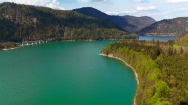 Sylvensteinsee Luftaufnahme im Sommer bei sonnigem Wetter. Sylvenstein konuşmacısı Lenggries Bayern, Deutschland Luftbildansicht. Sylvensteinstausee Bavyera, Almanya hava manzaralı. Isar Nehri 'ndeki rezervuar.. 